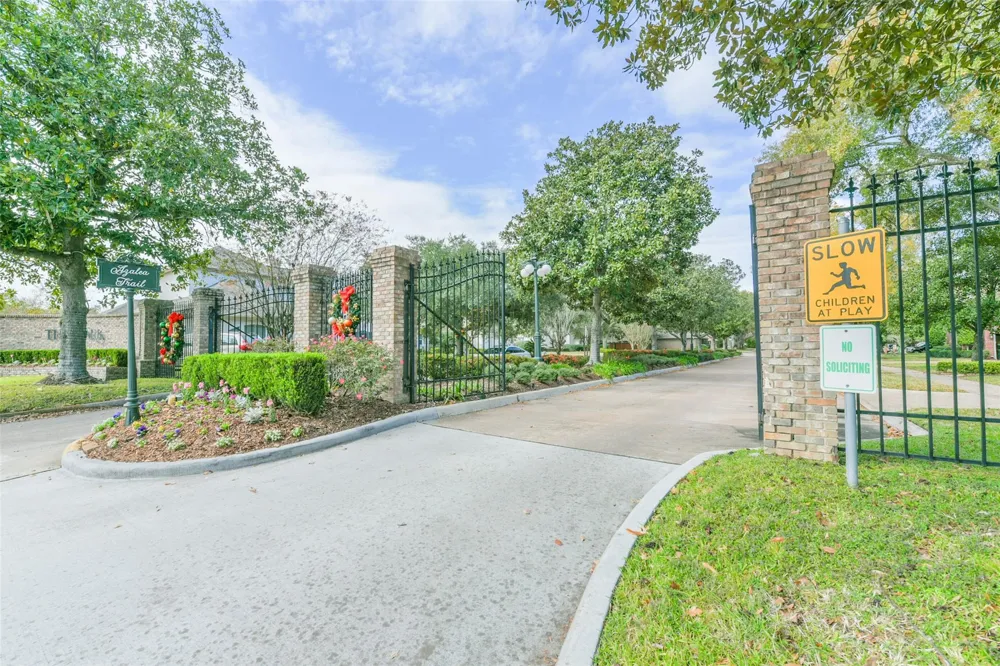 202 Victoria Way Friendswood, TX 77546
