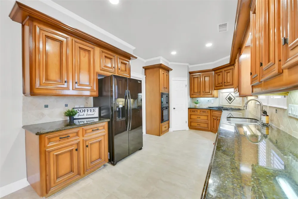 202 Victoria Way Friendswood, TX 77546