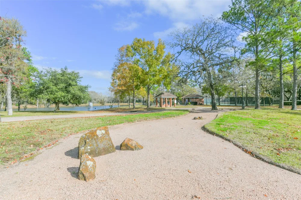 202 Victoria Way Friendswood, TX 77546