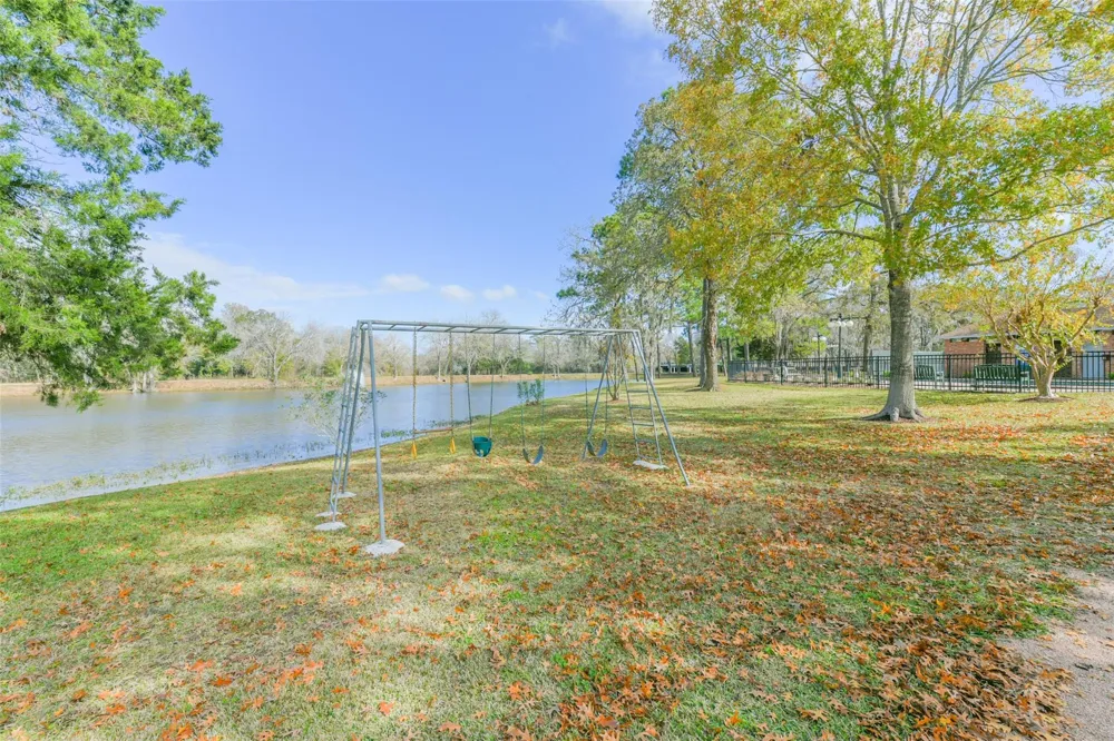 202 Victoria Way Friendswood, TX 77546