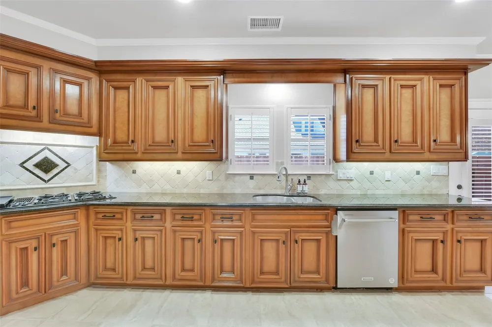 202 Victoria Way Friendswood, TX 77546