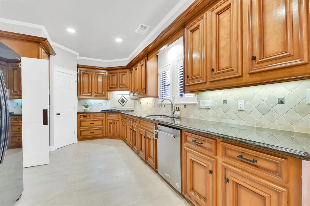 202 Victoria Way Friendswood, TX 77546