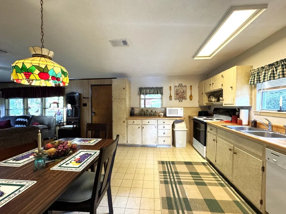 624 County Road 3180 Colmesneil, TX 75938