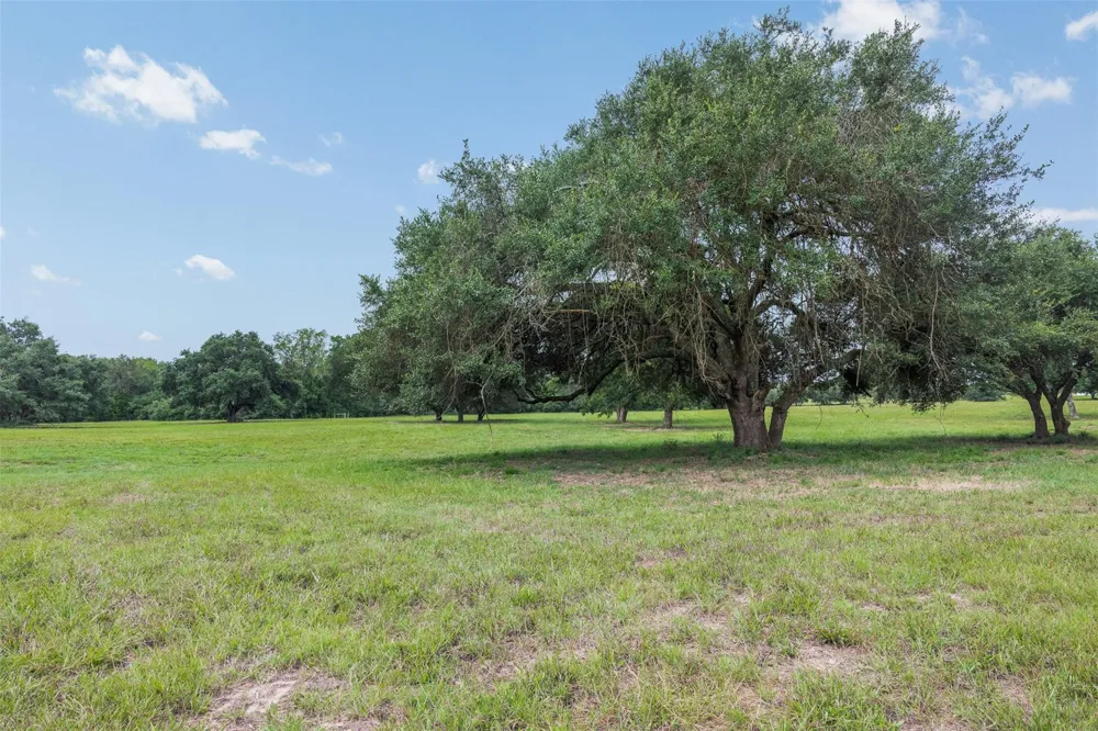 1916 Cr 201 Weimar, TX 78962