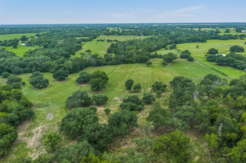 1916 Cr 201 Weimar, TX 78962