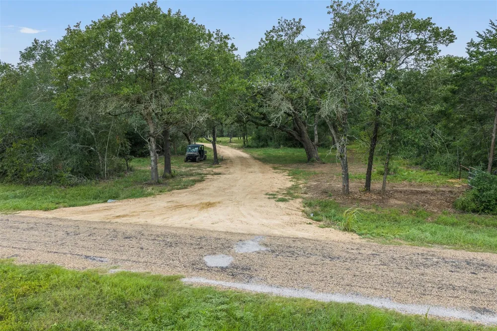 1916 Cr 201 Weimar, TX 78962