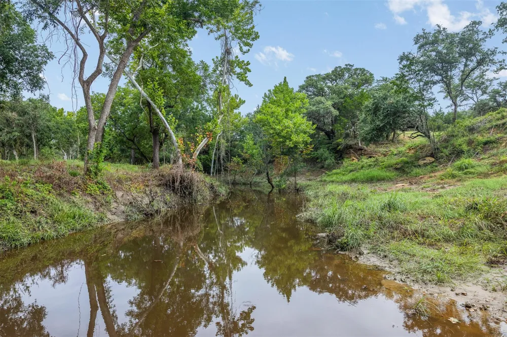 1916 Cr 201 Weimar, TX 78962