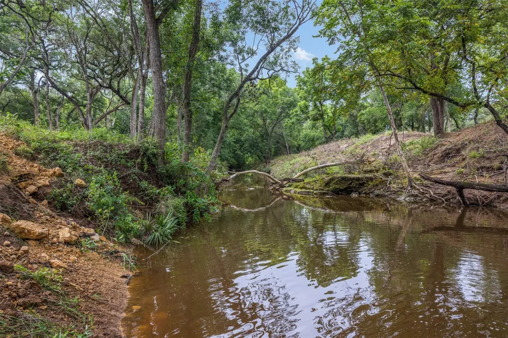 1916 Cr 201 Weimar, TX 78962