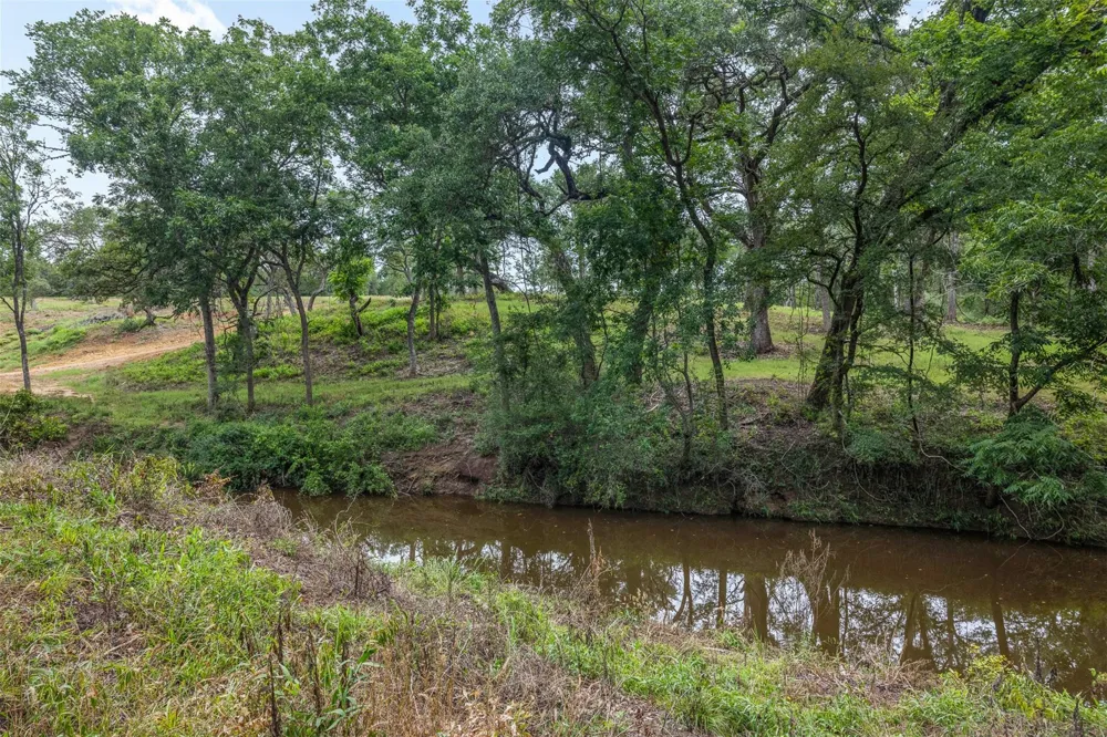 1916 Cr 201 Weimar, TX 78962