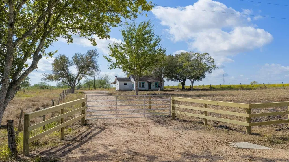 624 Berger Road Schulenburg, TX 78945