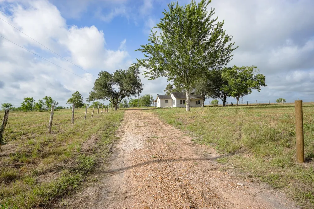 624 Berger Road Schulenburg, TX 78945