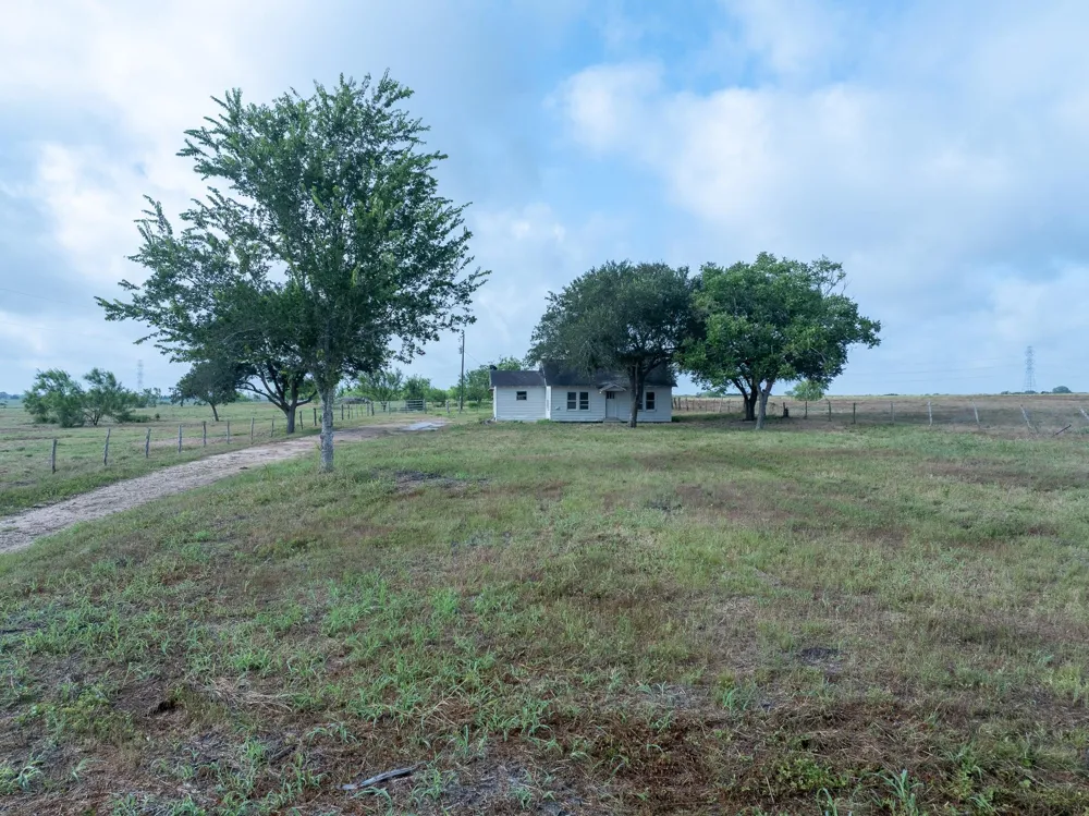 624 Berger Road Schulenburg, TX 78945