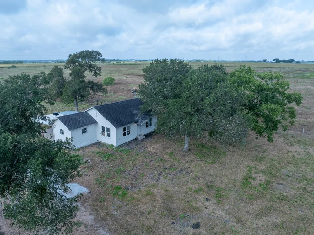 624 Berger Road Schulenburg, TX 78945