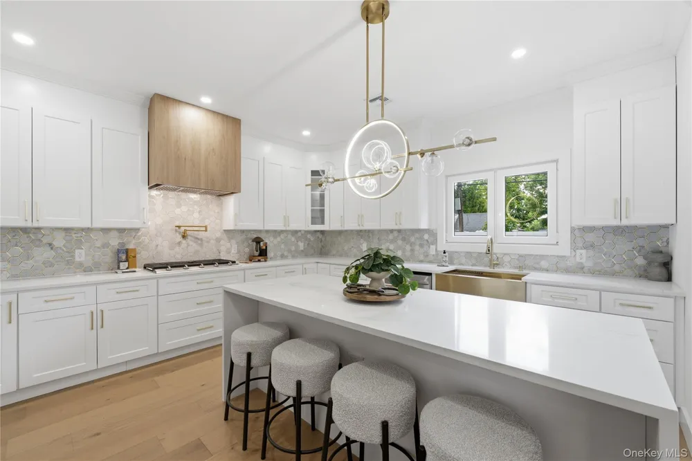 182 Friends Lane Westbury, NY 11590