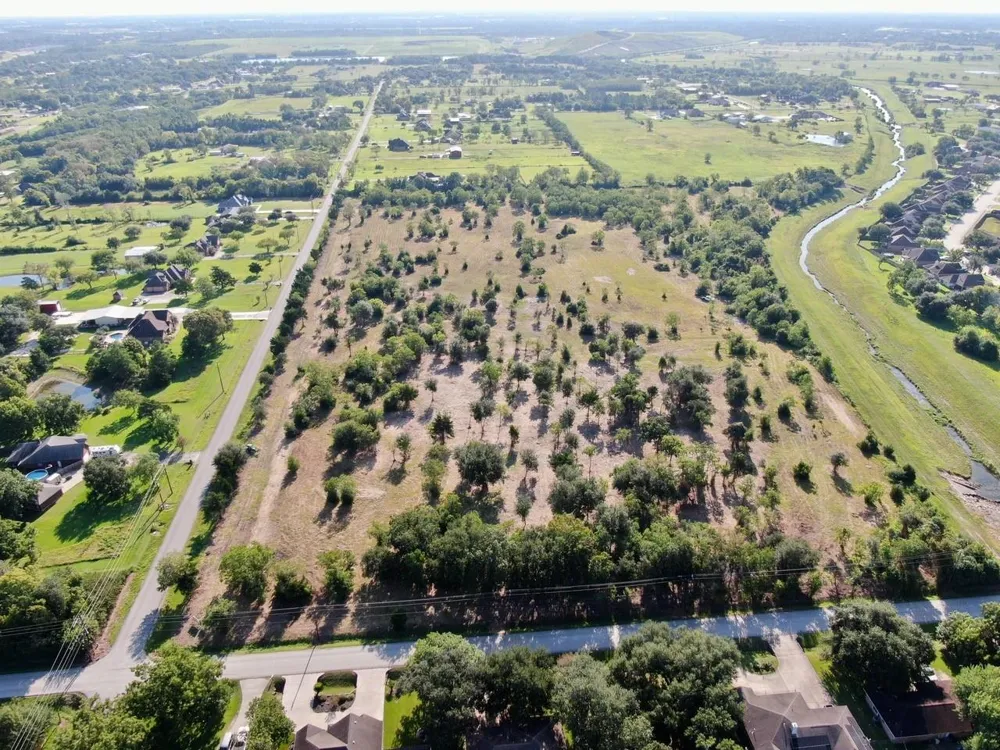 11945 7th St Santa Fe, TX 77510