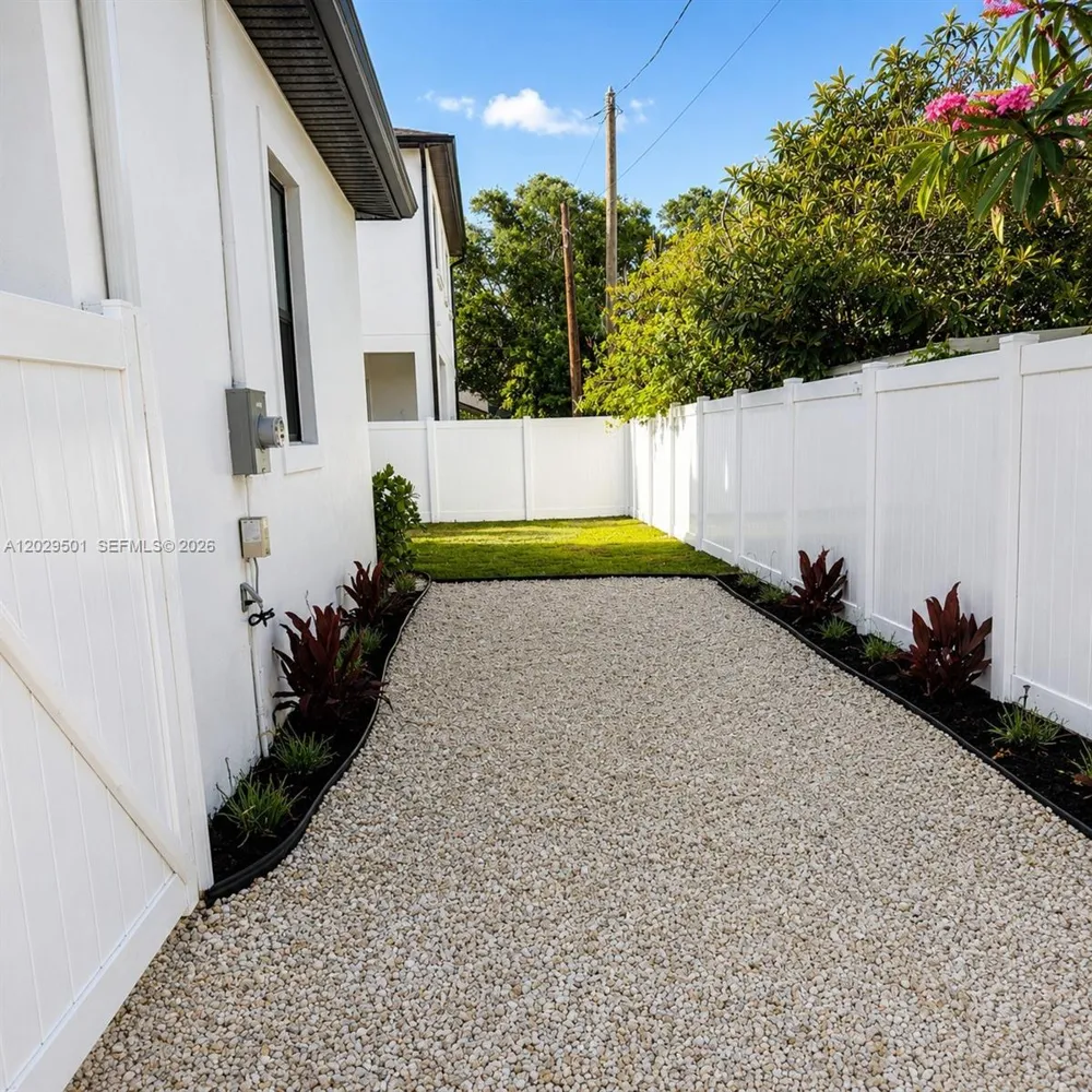 2925 13th St N St Petersburg, FL 33704