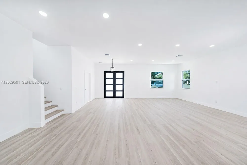 2925 13th St N St Petersburg, FL 33704
