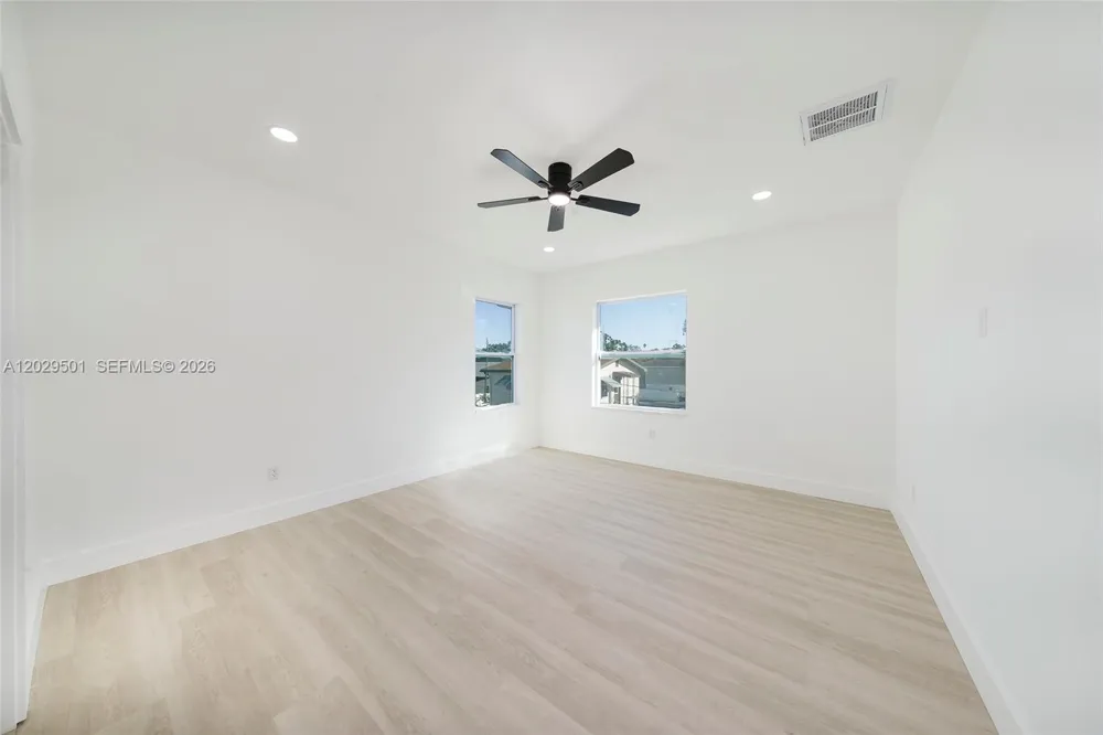 2925 13th St N St Petersburg, FL 33704