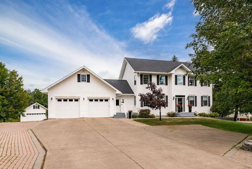 2827 Parkwood Lane Duluth, MN 55811