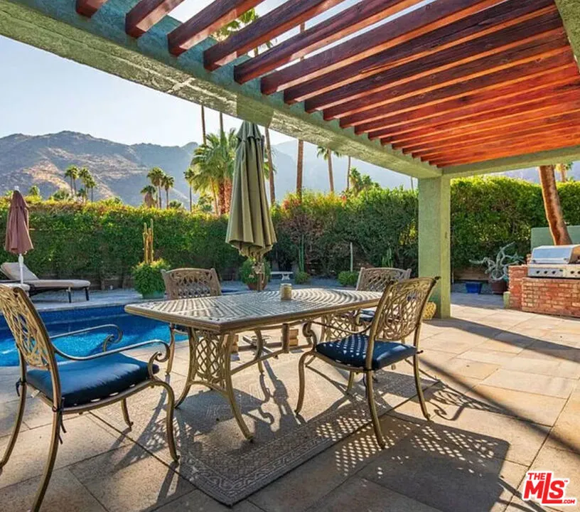 817 Via Monte Vista Palm Springs, CA 92262
