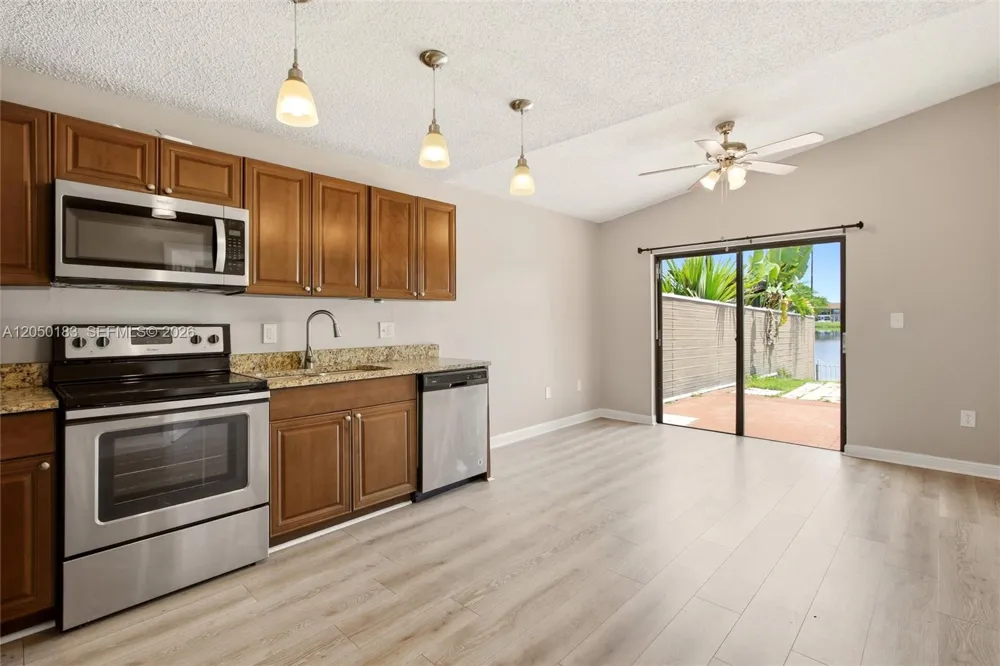 2555 W 65th St Hialeah, FL 33016