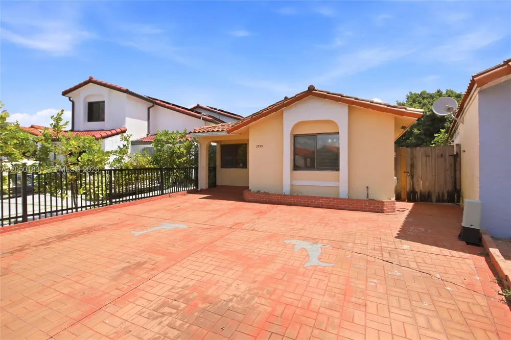 2555 W 65th St Hialeah, FL 33016
