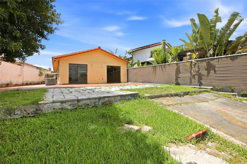 2555 W 65th St Hialeah, FL 33016