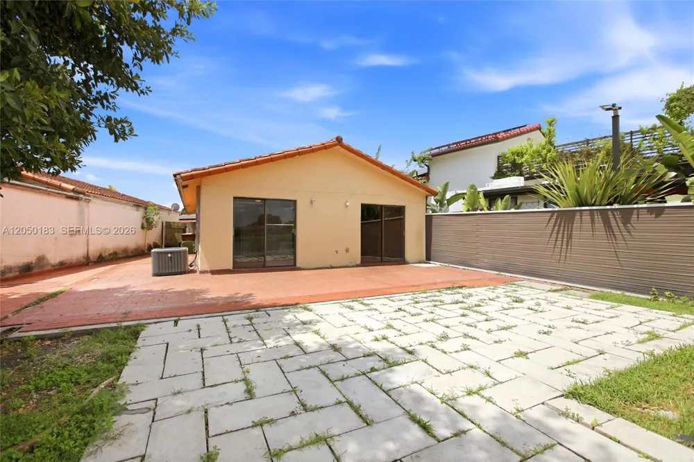 2555 W 65th St Hialeah, FL 33016