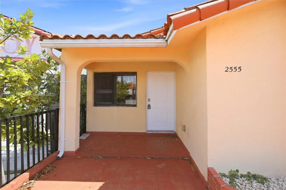 2555 W 65th St Hialeah, FL 33016