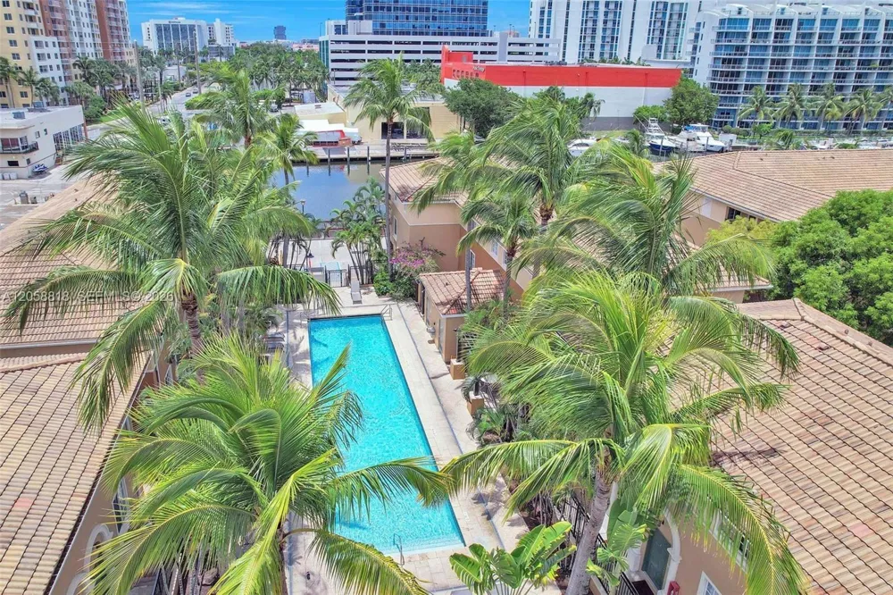2845 NE 185th St #903 Aventura, FL 33180