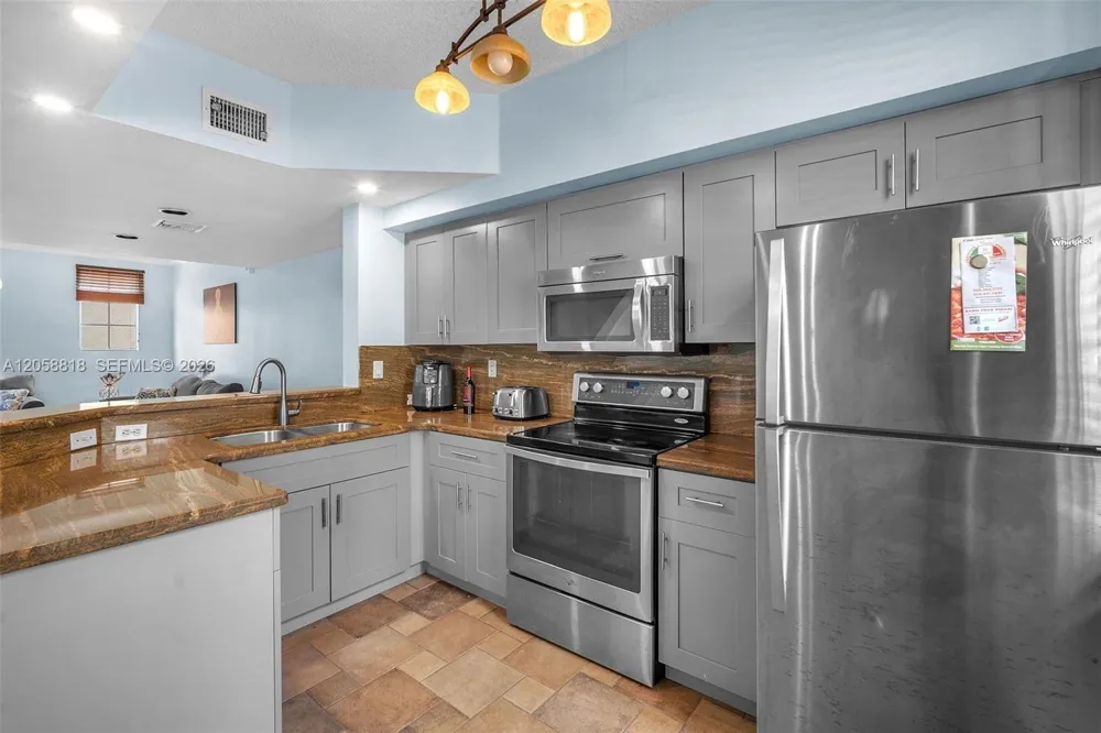 2845 NE 185th St #903 Aventura, FL 33180