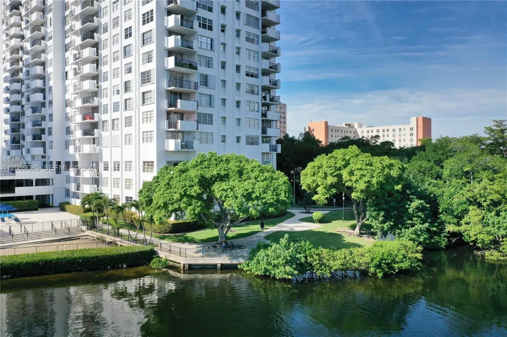 2780 NE 183rd St #901 Aventura, FL 33160
