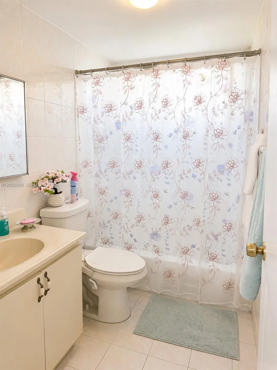 110 Royal Palm Rd #208 Hialeah Gardens, FL 33016