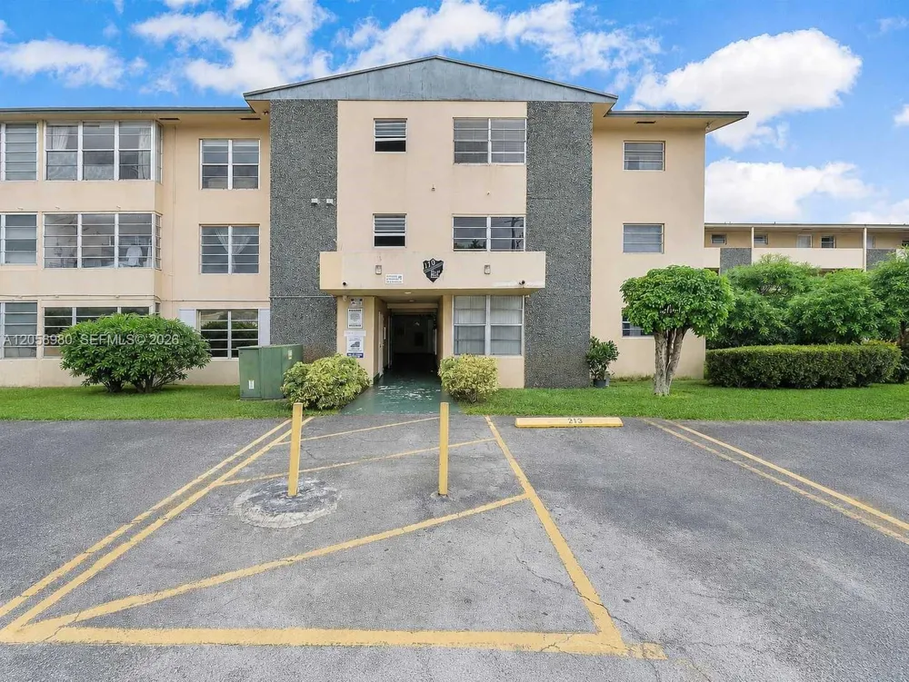 110 Royal Palm Rd #208 Hialeah Gardens, FL 33016