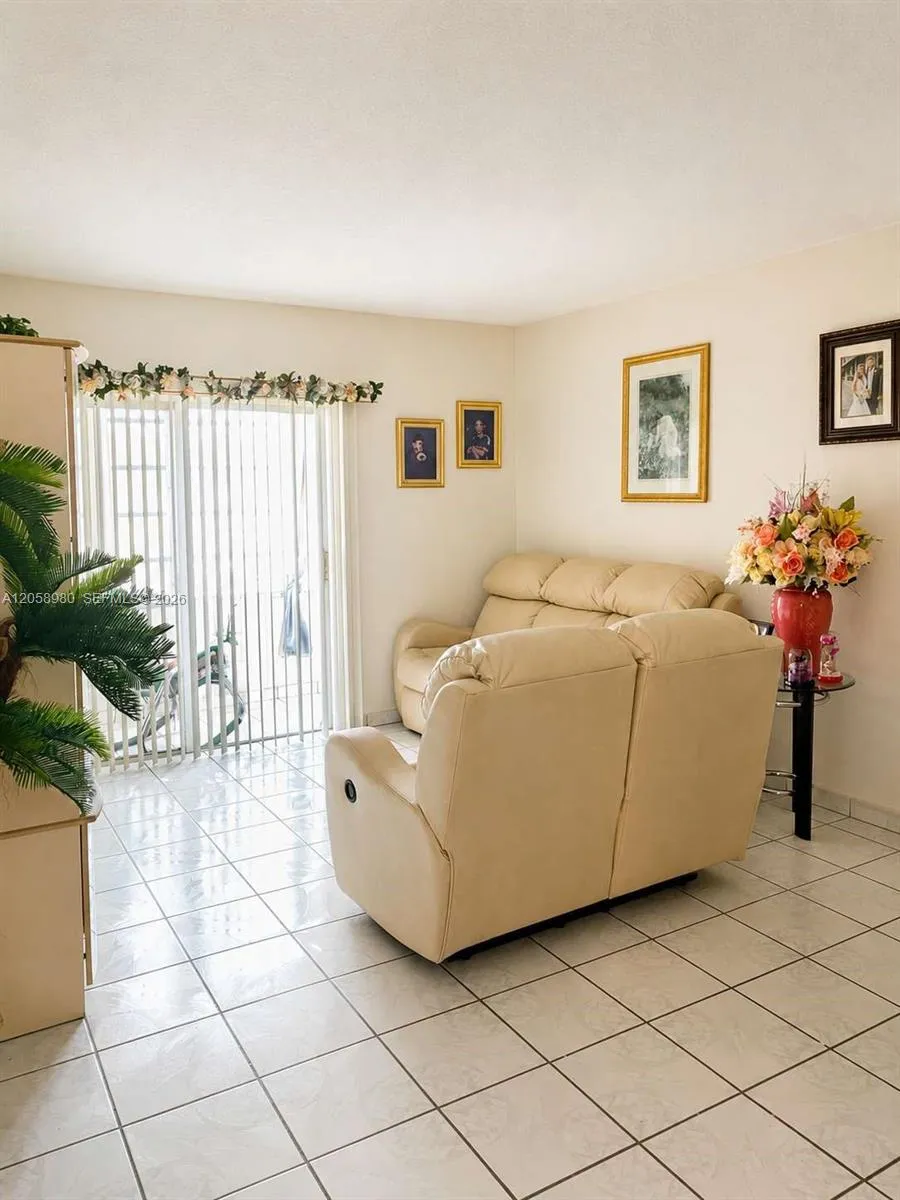 110 Royal Palm Rd #208 Hialeah Gardens, FL 33016