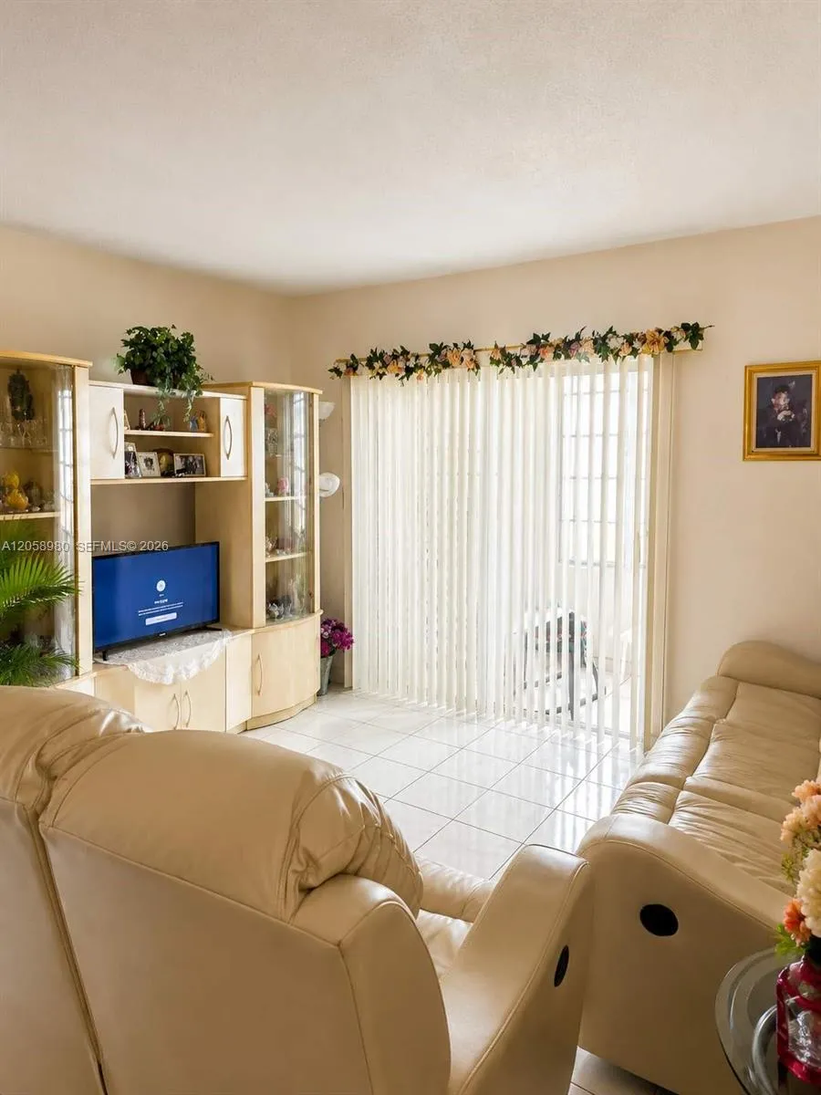 110 Royal Palm Rd #208 Hialeah Gardens, FL 33016