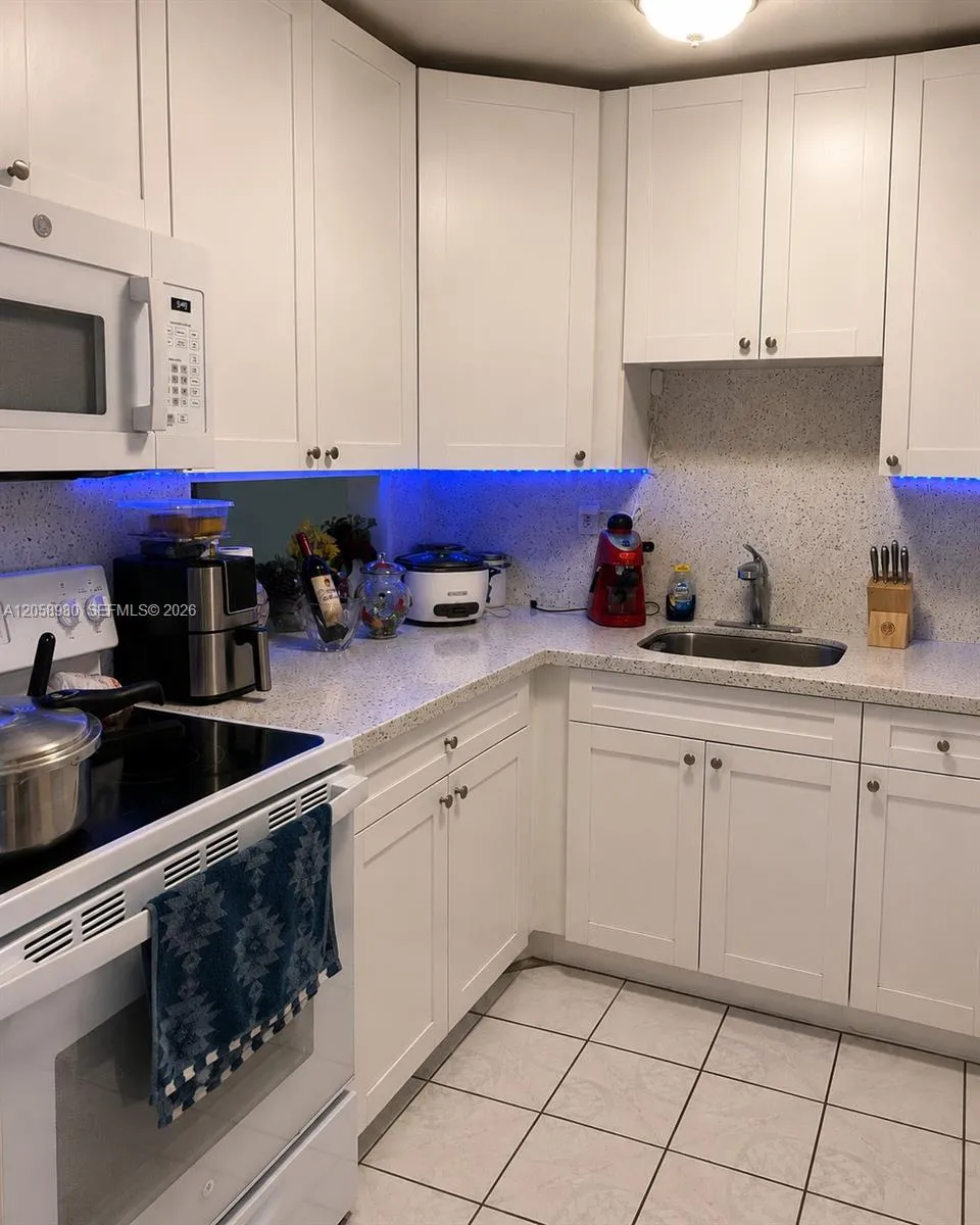 110 Royal Palm Rd #208 Hialeah Gardens, FL 33016
