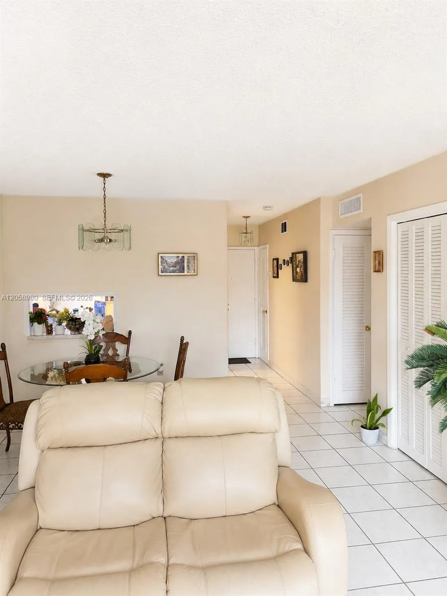 110 Royal Palm Rd #208 Hialeah Gardens, FL 33016
