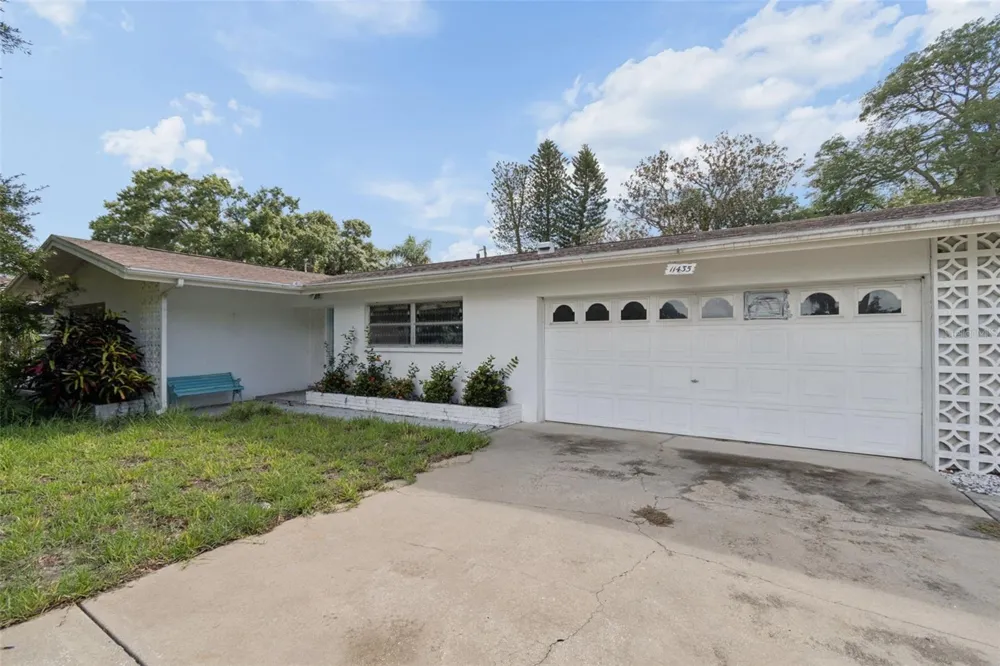 11435 OVAL DRIVE E Largo, FL 33774