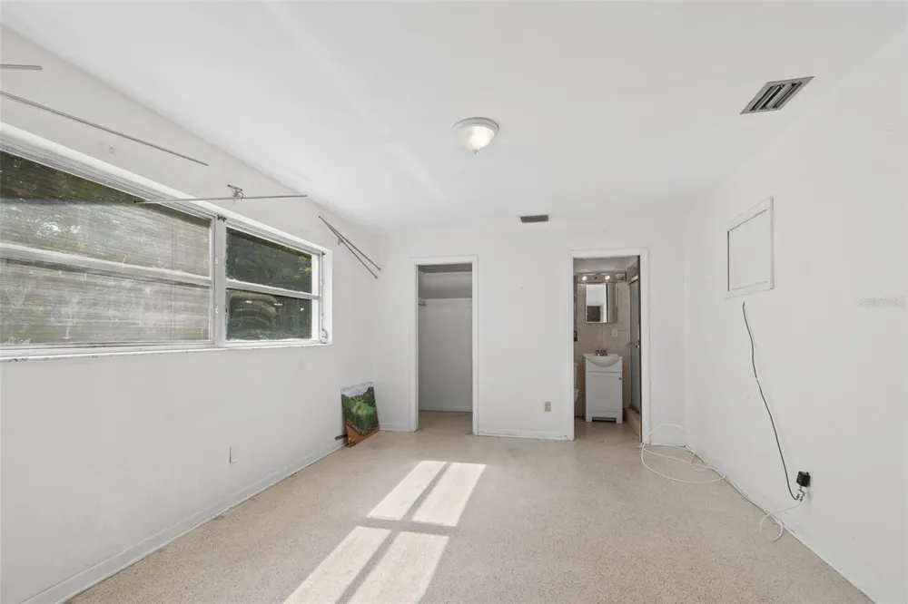 11435 OVAL DRIVE E Largo, FL 33774