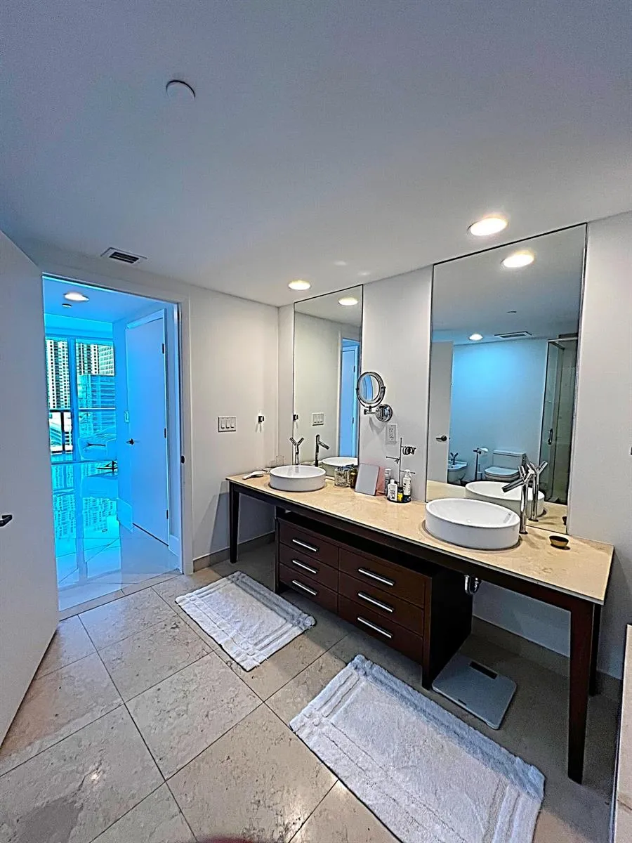 495 BRICKELL AVENUE #1605 Miami, FL 33131