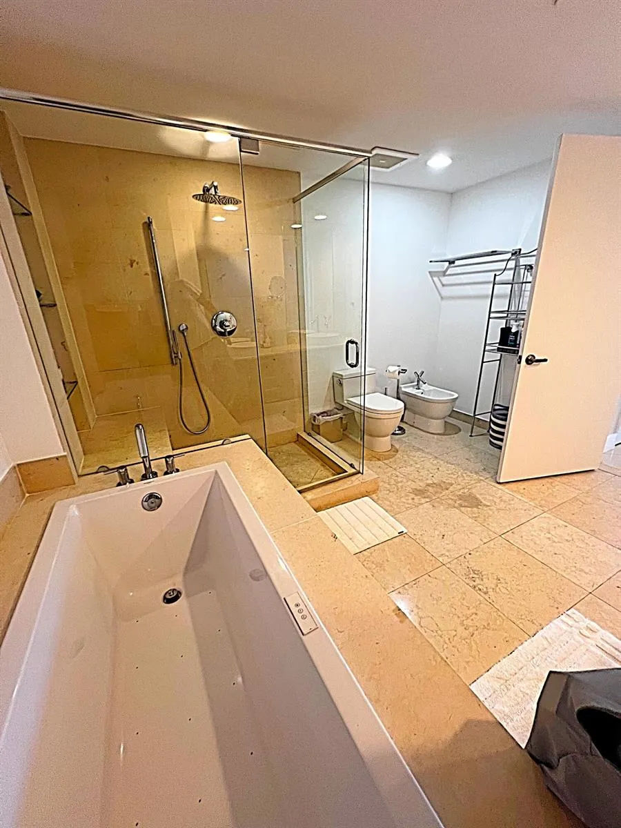 495 BRICKELL AVENUE #1605 Miami, FL 33131