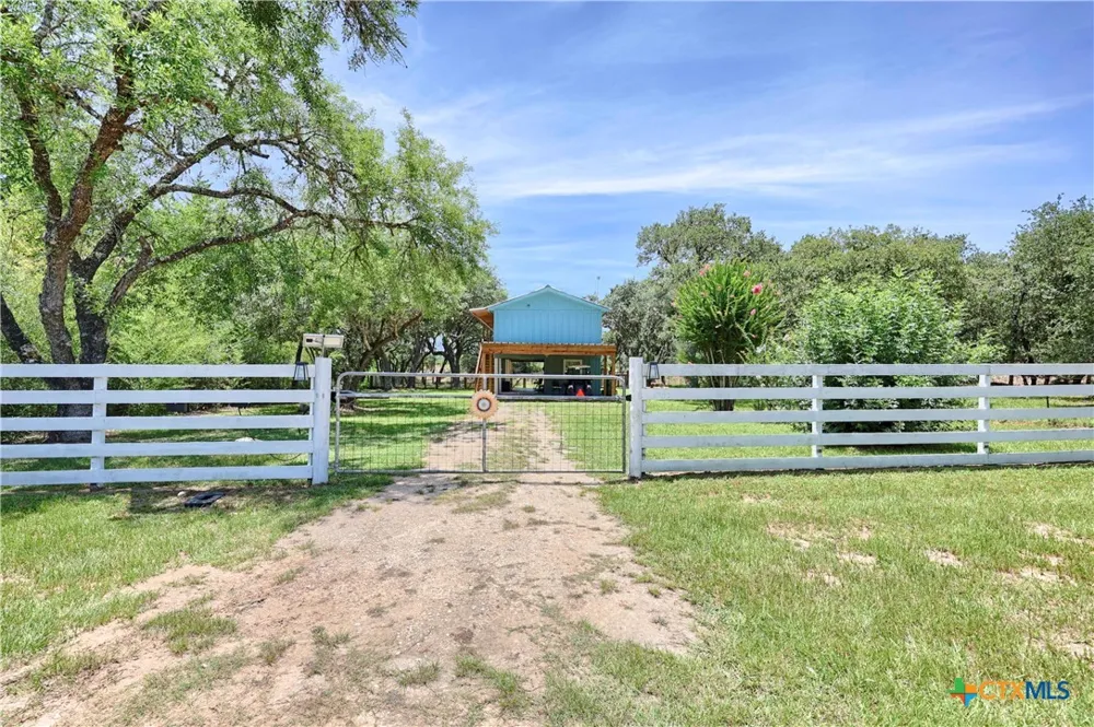 207 Hickory Drive Sheridan, TX 77475