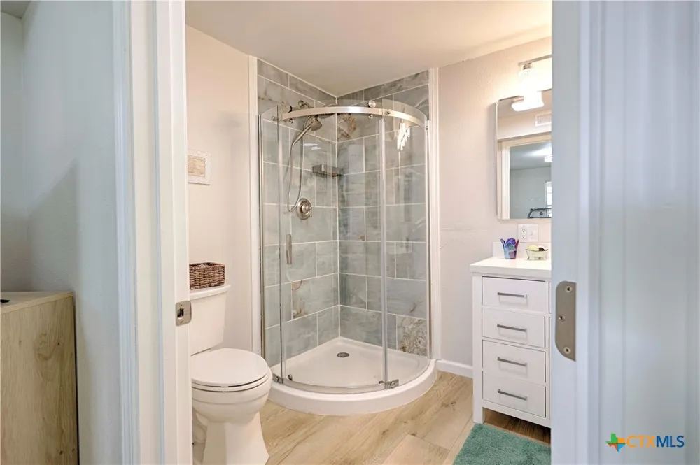 207 Hickory Drive Sheridan, TX 77475