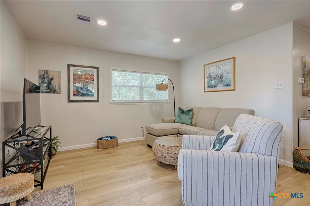 207 Hickory Drive Sheridan, TX 77475