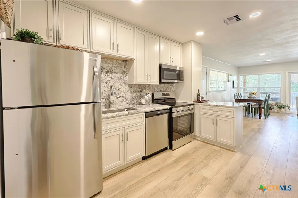 207 Hickory Drive Sheridan, TX 77475
