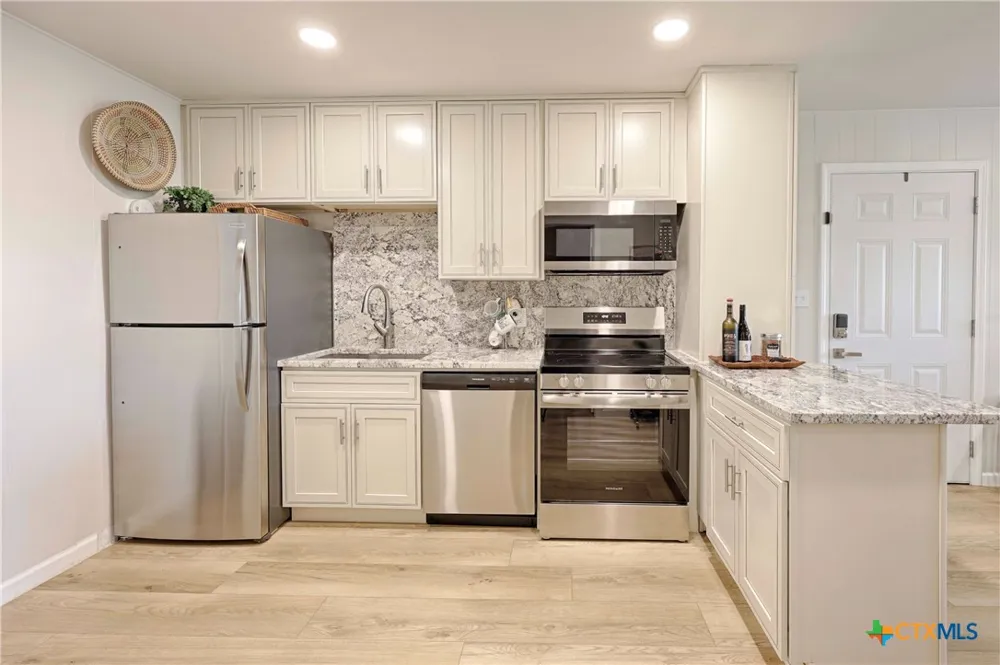 207 Hickory Drive Sheridan, TX 77475