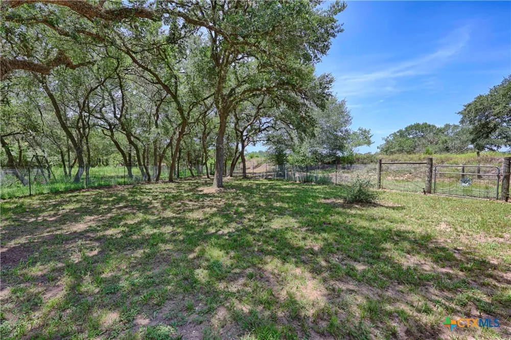 207 Hickory Drive Sheridan, TX 77475