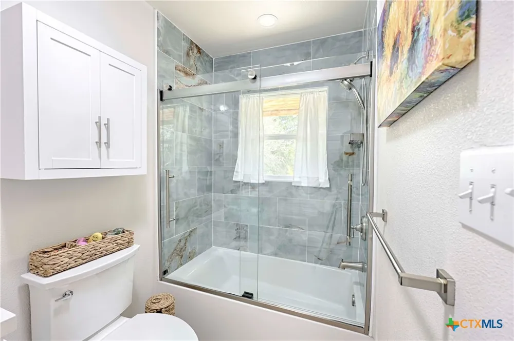 207 Hickory Drive Sheridan, TX 77475