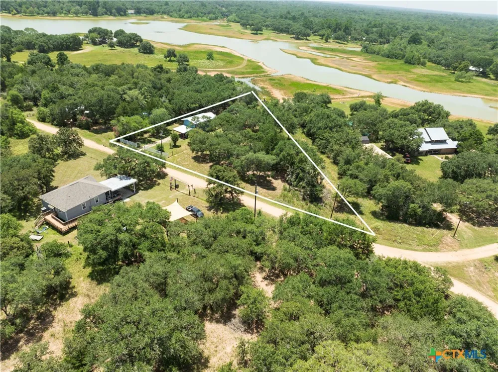 207 Hickory Drive Sheridan, TX 77475